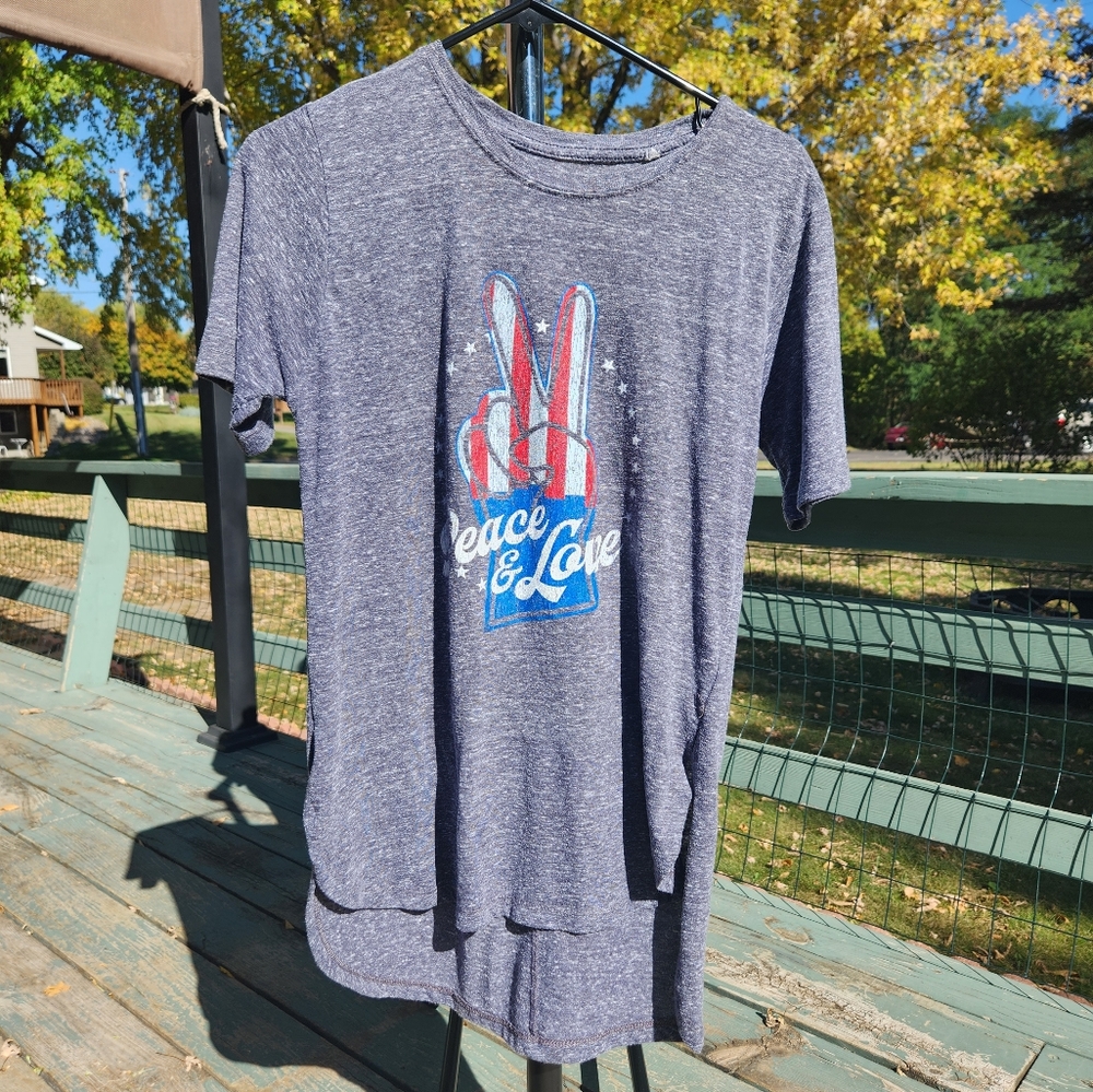 Medium, gray, peace & love t-shirt